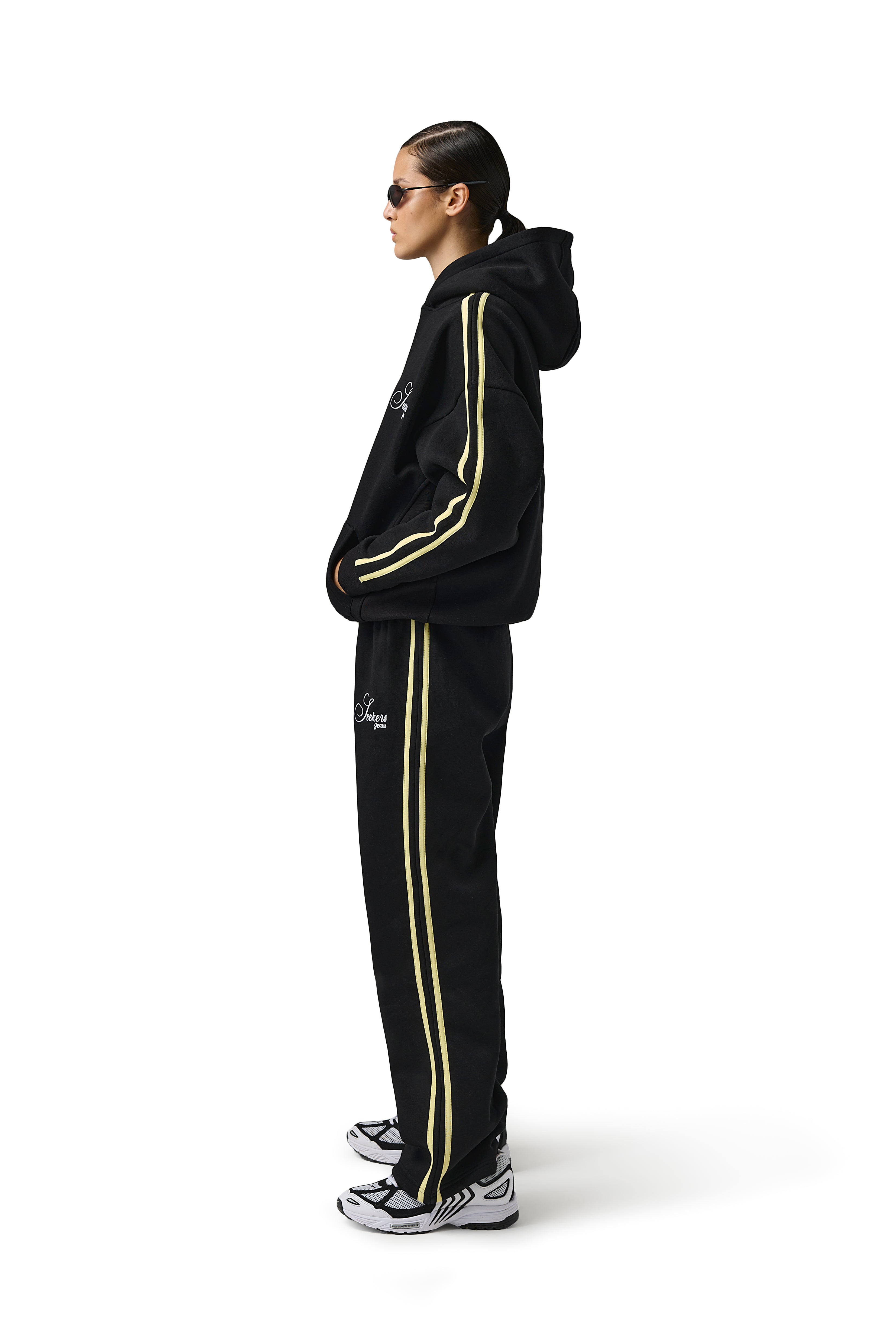 Model Scarlett is 5'8" and wears size S.